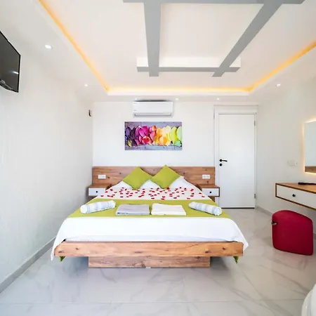 Villa Kaskalkan Deniz Manzarali Havuzlu Bahceli Kaş